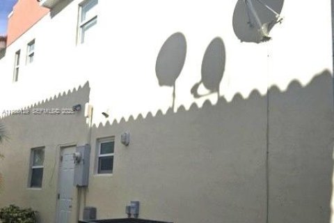 Снять в аренду таунхаус в Форт-Лодердейл, Флорида 2 спальни, 116.13м2, № 2034240 - фото 19