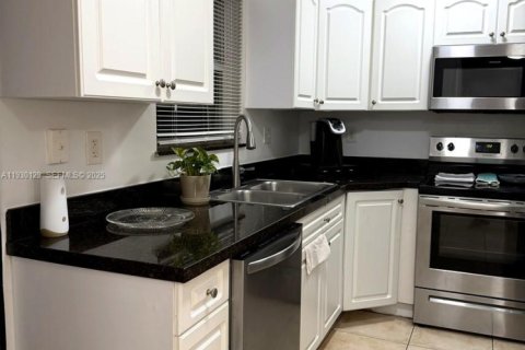 Снять в аренду таунхаус в Форт-Лодердейл, Флорида 2 спальни, 116.13м2, № 2034240 - фото 7