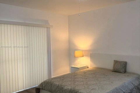 Снять в аренду таунхаус в Форт-Лодердейл, Флорида 2 спальни, 116.13м2, № 2034240 - фото 14