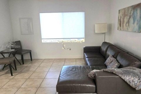 Снять в аренду таунхаус в Форт-Лодердейл, Флорида 2 спальни, 116.13м2, № 2034240 - фото 4