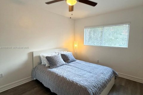 Снять в аренду таунхаус в Форт-Лодердейл, Флорида 2 спальни, 116.13м2, № 2034240 - фото 11