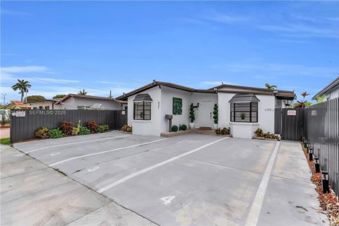 Villa ou maison à vendre à Miami, Floride: 7 chambres, 190.64 m2 № 2083608 - photo 3