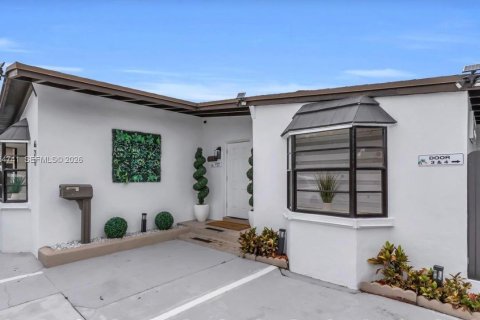Villa ou maison à vendre à Miami, Floride: 7 chambres, 190.64 m2 № 2083608 - photo 2