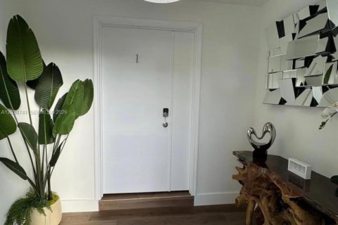 Villa ou maison à vendre à Miami, Floride: 7 chambres, 190.64 m2 № 2083608 - photo 5
