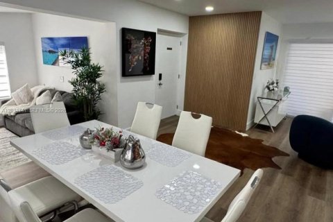 Villa ou maison à vendre à Miami, Floride: 7 chambres, 190.64 m2 № 2083608 - photo 11