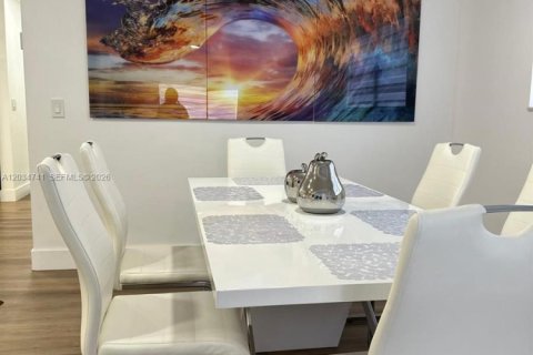 Villa ou maison à vendre à Miami, Floride: 7 chambres, 190.64 m2 № 2083608 - photo 12