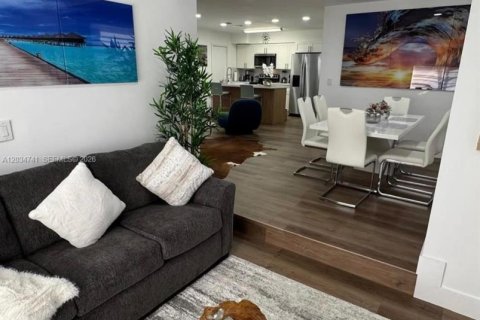 Villa ou maison à vendre à Miami, Floride: 7 chambres, 190.64 m2 № 2083608 - photo 10