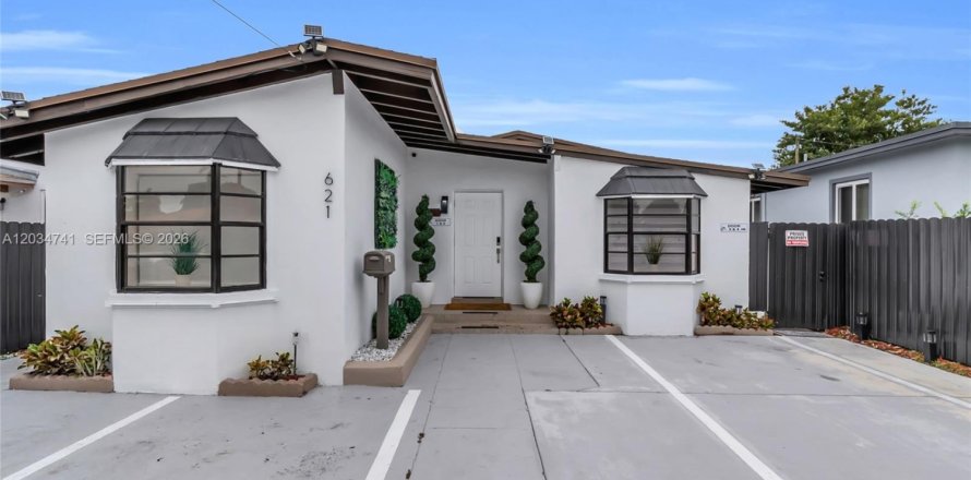 Villa ou maison à Miami, Floride 7 chambres, 190.64 m2 № 2083608