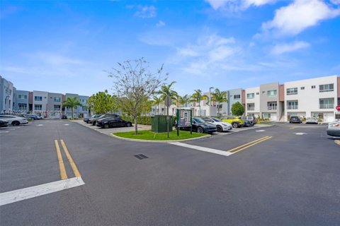 Touwnhouse à vendre à Miami, Floride: 2 chambres, 129.32 m2 № 2043371 - photo 24