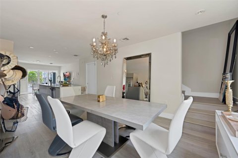 Touwnhouse à vendre à Miami, Floride: 2 chambres, 129.32 m2 № 2043371 - photo 8