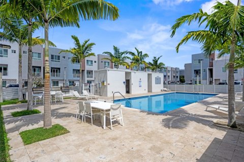 Touwnhouse à vendre à Miami, Floride: 2 chambres, 129.32 m2 № 2043371 - photo 23