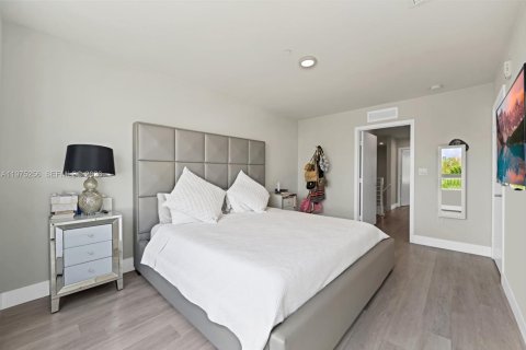 Touwnhouse à vendre à Miami, Floride: 2 chambres, 129.32 m2 № 2043371 - photo 12