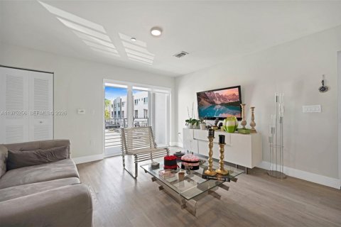 Touwnhouse à vendre à Miami, Floride: 2 chambres, 129.32 m2 № 2043371 - photo 2