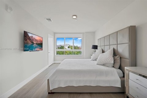 Touwnhouse à vendre à Miami, Floride: 2 chambres, 129.32 m2 № 2043371 - photo 11