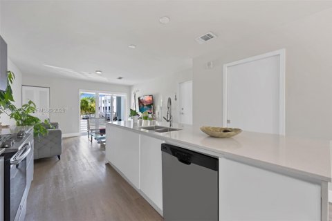 Touwnhouse à vendre à Miami, Floride: 2 chambres, 129.32 m2 № 2043371 - photo 4