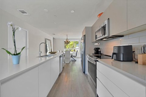 Touwnhouse à vendre à Miami, Floride: 2 chambres, 129.32 m2 № 2043371 - photo 5