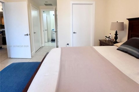 Condo in Miami, Florida, 1 bedroom  № 2002276 - photo 5