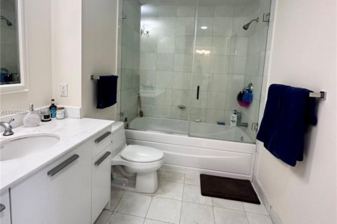 Condo in Miami, Florida, 1 bedroom  № 2002276 - photo 3