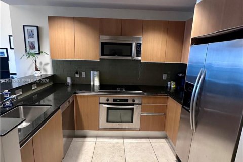 Condo in Miami, Florida, 1 bedroom  № 2002276 - photo 2