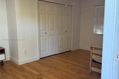 Снять в аренду коммерческую недвижимость в Майами-Бич, Флорида 27.87м2, № 1989302 - фото 3