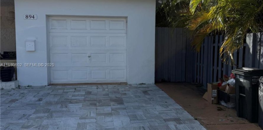 Коммерческая недвижимость в Майами-Бич, Флорида 27.87м2 № 1989302