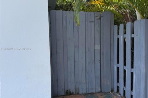 Снять в аренду коммерческую недвижимость в Майами-Бич, Флорида 27.87м2, № 1989302 - фото 12