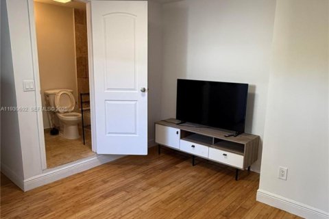 Снять в аренду коммерческую недвижимость в Майами-Бич, Флорида 27.87м2, № 1989302 - фото 5