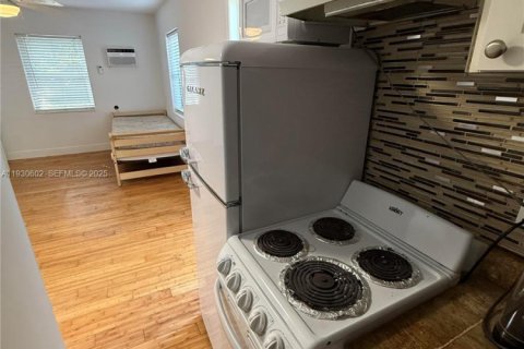 Снять в аренду коммерческую недвижимость в Майами-Бич, Флорида 27.87м2, № 1989302 - фото 6