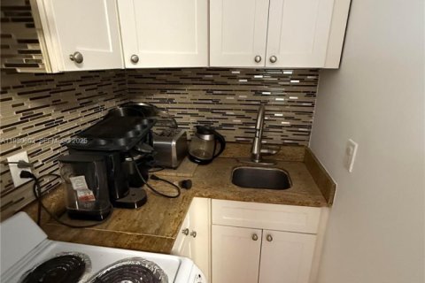 Снять в аренду коммерческую недвижимость в Майами-Бич, Флорида 27.87м2, № 1989302 - фото 2