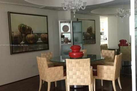 Condo in Miami, Florida, 2 bedrooms  № 1938081 - photo 10