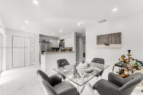 Touwnhouse à vendre à Miami, Floride: 3 chambres, 135.82 m2 № 2407829 - photo 9