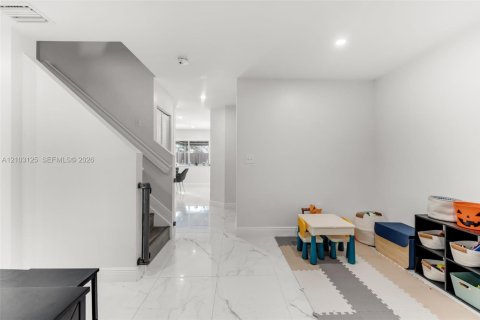 Touwnhouse à vendre à Miami, Floride: 3 chambres, 135.82 m2 № 2407829 - photo 3