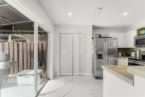 Touwnhouse à vendre à Miami, Floride: 3 chambres, 135.82 m2 № 2407829 - photo 10