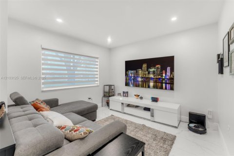 Touwnhouse à vendre à Miami, Floride: 3 chambres, 135.82 m2 № 2407829 - photo 2