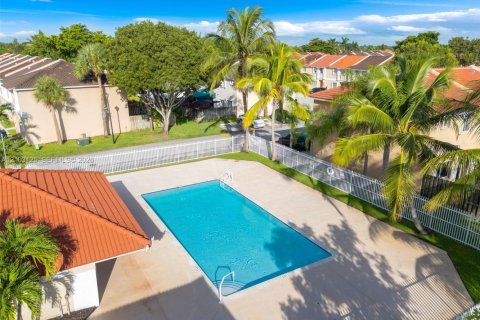 Touwnhouse à vendre à Miami, Floride: 3 chambres, 135.82 m2 № 2407829 - photo 26