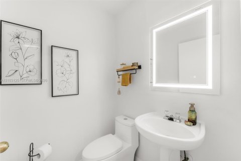 Touwnhouse à vendre à Miami, Floride: 3 chambres, 135.82 m2 № 2407829 - photo 5
