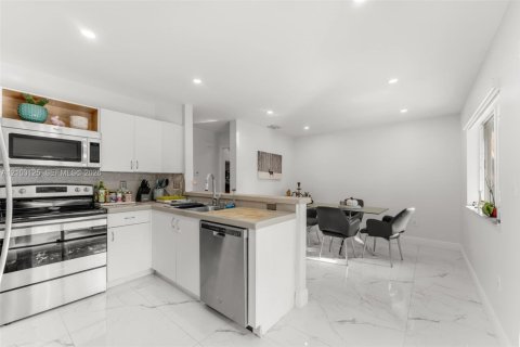 Touwnhouse à vendre à Miami, Floride: 3 chambres, 135.82 m2 № 2407829 - photo 8