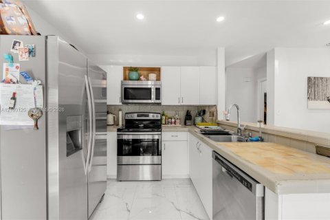Touwnhouse à vendre à Miami, Floride: 3 chambres, 135.82 m2 № 2407829 - photo 7