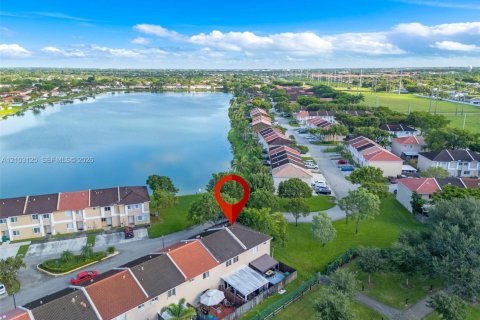 Touwnhouse à vendre à Miami, Floride: 3 chambres, 135.82 m2 № 2407829 - photo 23