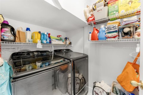 Touwnhouse à vendre à Miami, Floride: 3 chambres, 135.82 m2 № 2407829 - photo 11