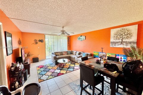 Copropriété à louer à Lauderhill, Floride: 1 chambre, 77.39 m2 № 2085284 - photo 2