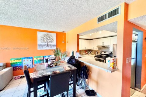 Copropriété à louer à Lauderhill, Floride: 1 chambre, 77.39 m2 № 2085284 - photo 3