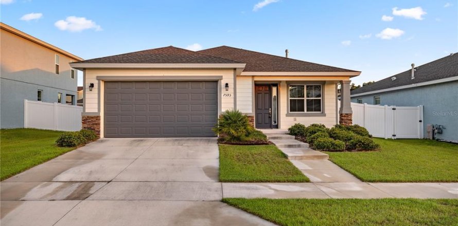 House in Ocala, Florida 3 bedrooms, 172.43 sq.m. № 1905030