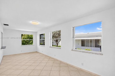 Villa ou maison à vendre à Pompano Beach, Floride: 2 chambres, 128.02 m2 № 2411984 - photo 10