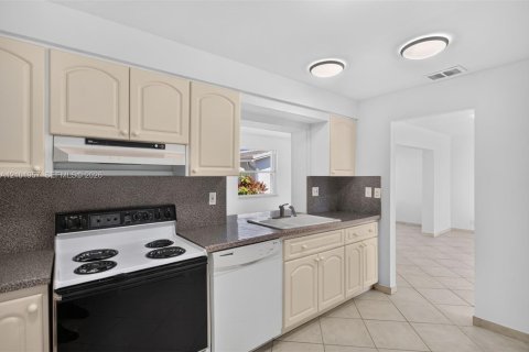 Villa ou maison à vendre à Pompano Beach, Floride: 2 chambres, 128.02 m2 № 2411984 - photo 8