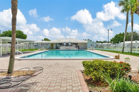 Villa ou maison à vendre à Pompano Beach, Floride: 2 chambres, 128.02 m2 № 2411984 - photo 30