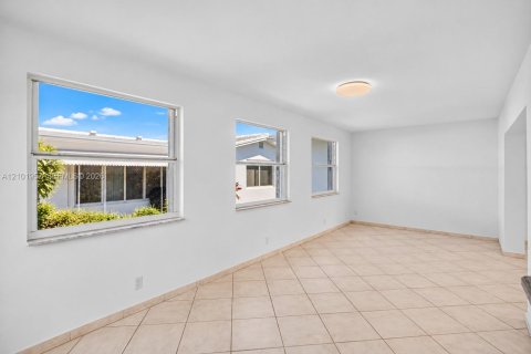 Villa ou maison à vendre à Pompano Beach, Floride: 2 chambres, 128.02 m2 № 2411984 - photo 14