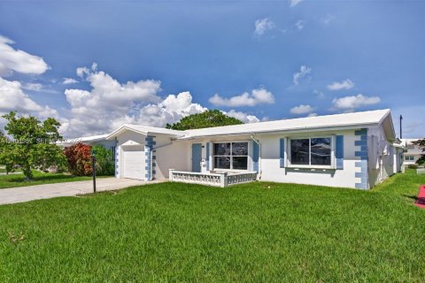 Villa ou maison à vendre à Pompano Beach, Floride: 2 chambres, 128.02 m2 № 2411984 - photo 2