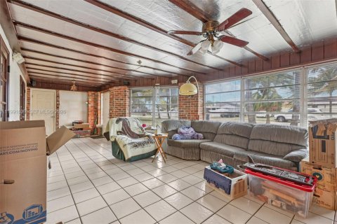 Casa en venta en Hialeah, Florida, 2 dormitorios, 145.3 m2 № 2062259 - foto 13