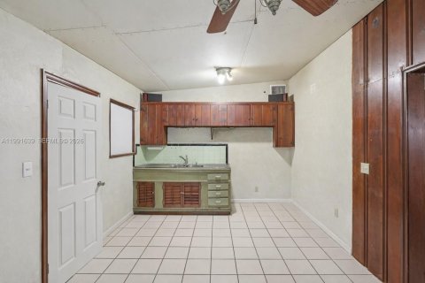 Casa en venta en Hialeah, Florida, 2 dormitorios, 145.3 m2 № 2062259 - foto 8